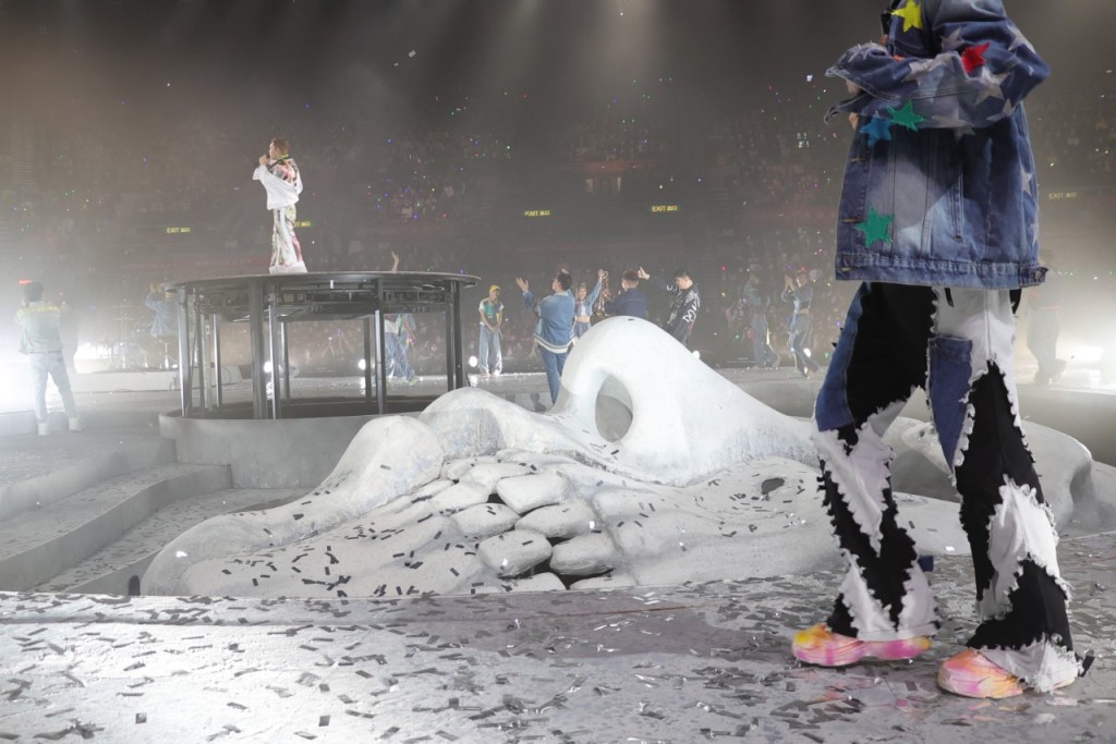 對於有粉絲網購演唱會飛被騙24萬保證金，MC表示感到遺憾，被呃是非常不幸。